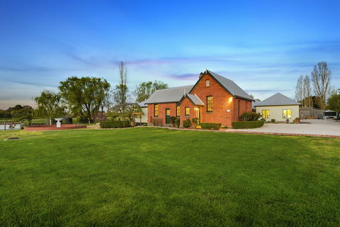 Woodend Old School House - Sunshine Coast Guide 0