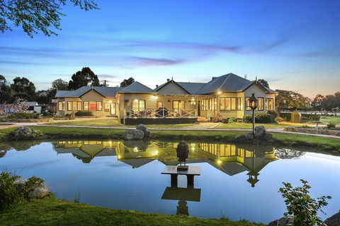 Woodend Old School House - Sunshine Coast Guide 1