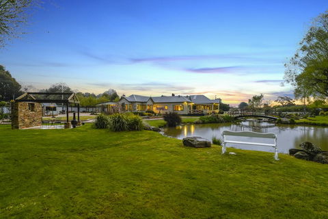 Woodend Old School House - Sunshine Coast Guide 2