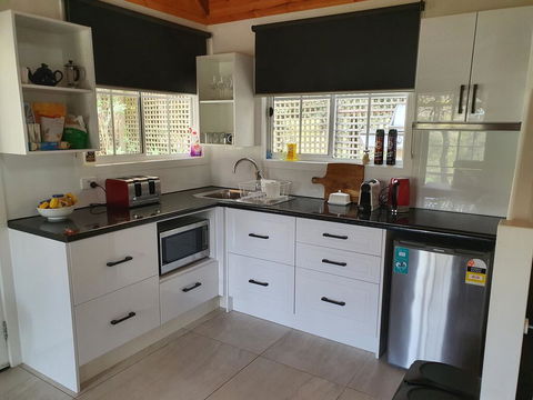 Wurrung B & B - The Cottage - Sunshine Coast Guide 1