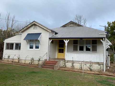 Yellow Door House Adelong - Sunshine Coast Guide 1