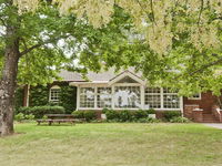 York Cottage - grand gate house and enchanting gardens