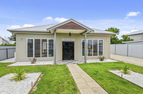 Zaahira House - Sunshine Coast Guide 0