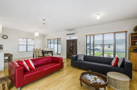 Zaahira House - Sunshine Coast Guide 1