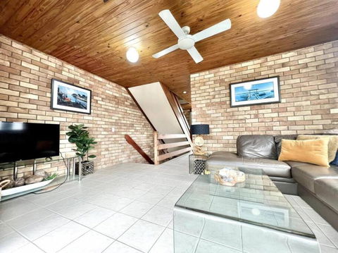 1 Holiday In Peza Court - Sunshine Coast Guide 2