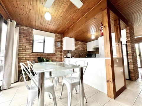 1 Holiday In Peza Court - Sunshine Coast Guide 3