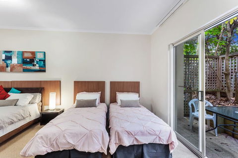 Zenith Studio, Unit 3/10 Messines Street - Sunshine Coast Guide 2