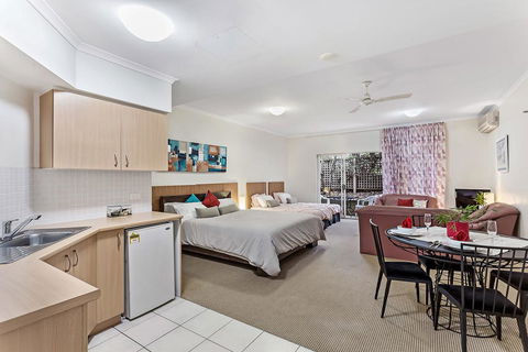 Zenith Studio, Unit 3/10 Messines Street - Sunshine Coast Guide 0
