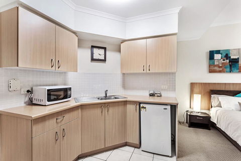 Zenith Studio, Unit 3/10 Messines Street - Sunshine Coast Guide 1