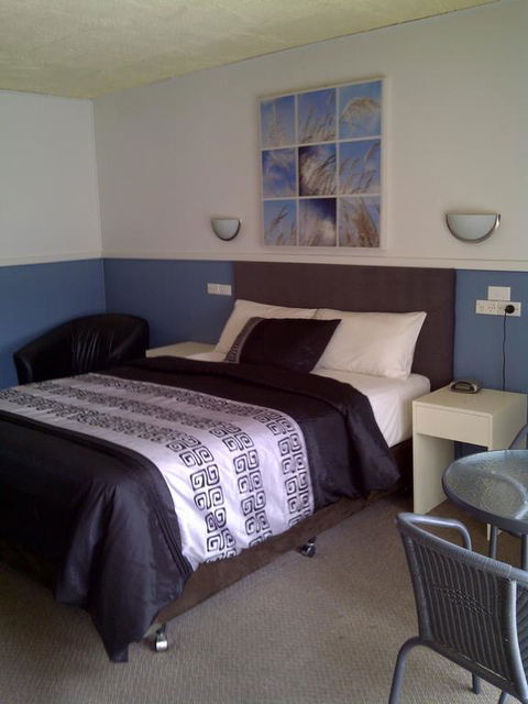 Zero Inn Motel - Sunshine Coast Guide 3