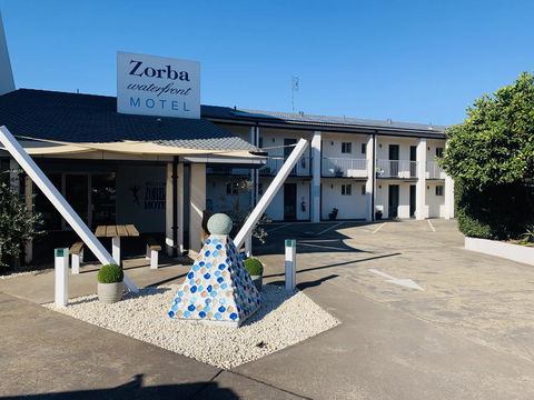 Zorba Waterfront Motel - Sunshine Coast Guide 0