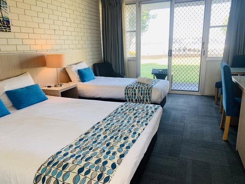 Zorba Waterfront Motel - Sunshine Coast Guide 2