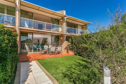A Perfect Stay - 2 James Cook Apartments - Sunshine Coast Guide 2