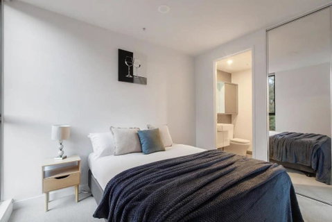 A 3BR Apt Next To Melbourne Zoo FREE Parking - Sunshine Coast Guide 1