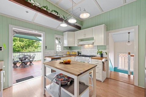 A Colourful Life 4Bed-2Bath-1Car - Queenslander - Sunshine Coast Guide 0