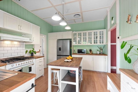 A Colourful Life 4Bed-2Bath-1Car - Queenslander - Sunshine Coast Guide 2
