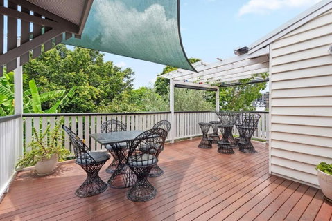 A Colourful Life 4Bed-2Bath-1Car - Queenslander - Sunshine Coast Guide 1