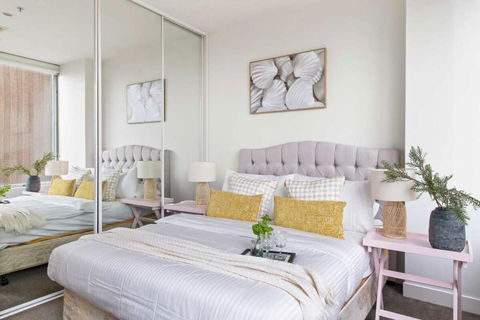 A Cozy 2BR Apt On Collins Near Flinders Station - Sunshine Coast Guide 0
