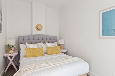A Cozy 2BR Apt On Collins Near Flinders Station - Sunshine Coast Guide 3