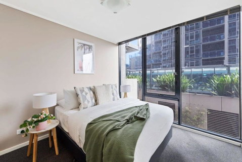 A Large 2BR Apt Near Crown Sleeps 8 FREE Parking - Sunshine Coast Guide 1