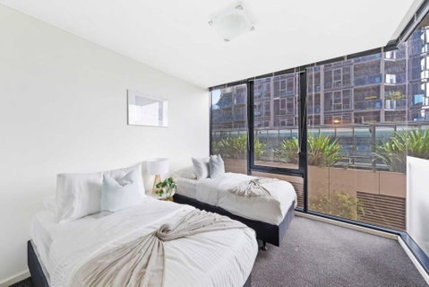 A Large 2BR Apt Near Crown Sleeps 8 FREE Parking - Sunshine Coast Guide 3