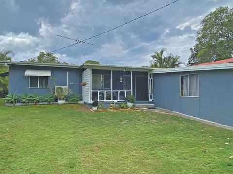 A LITTLE GREY SHACK - Sunshine Coast Guide 0