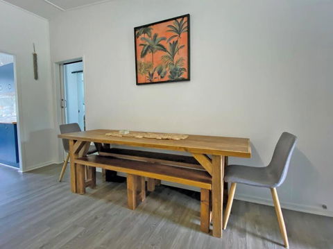 A LITTLE GREY SHACK - Sunshine Coast Guide 2