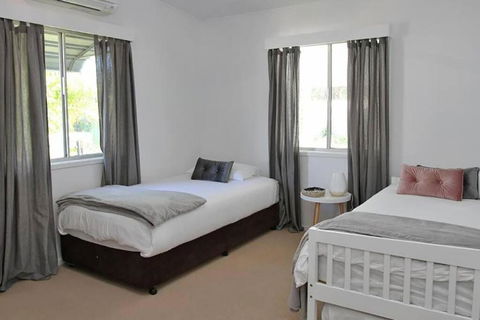 A LITTLE GREY SHACK - Sunshine Coast Guide 3