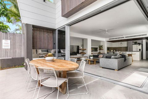 A Perfect Stay - KoKos Beach House 2 - Sunshine Coast Guide 3