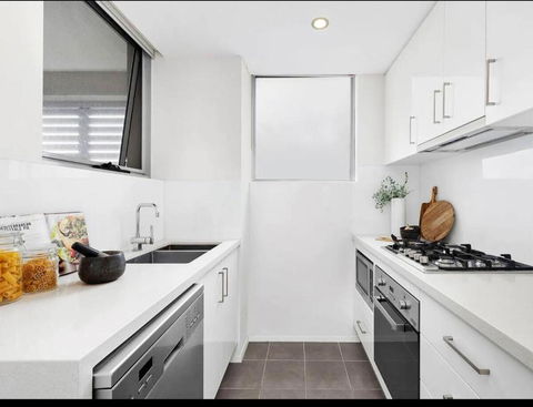 A Private Room - 1 Train Stop To Chatswood CBD - Sunshine Coast Guide 0
