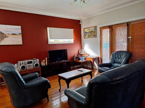 A Rosy House In Roselands - Sunshine Coast Guide 0