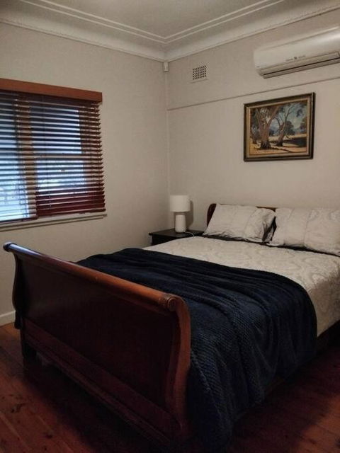 A Rosy House In Roselands - Sunshine Coast Guide 1