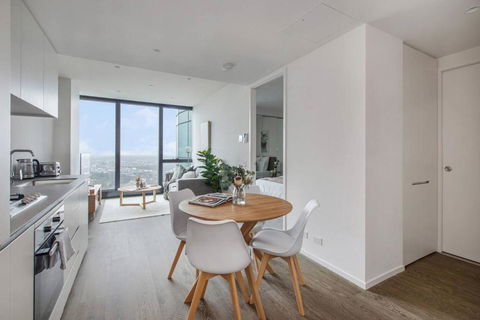 A Sky-high Metropolis Retreat Near The CBD - Sunshine Coast Guide 1