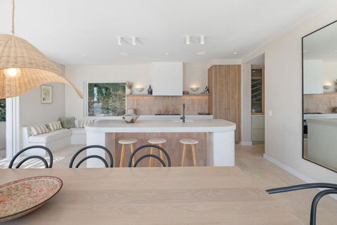 A Slice Of Paradise, Newly Transformed Avalon House With Breathtaking Views - Sunshine Coast Guide 3