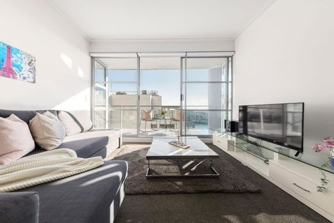 A Spacious 2BR Apt With An Amazing View Over Darling Harbour - Sunshine Coast Guide 1