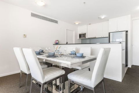 A Spacious 2BR Apt With An Amazing View Over Darling Harbour - Sunshine Coast Guide 4