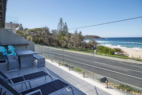 A Stones Throw At Mollymook Beach - Sunshine Coast Guide 0