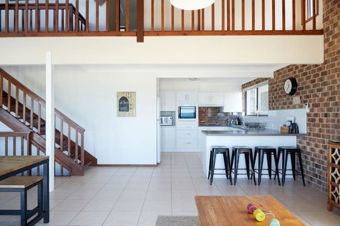 A Stones Throw At Mollymook Beach - Sunshine Coast Guide 2