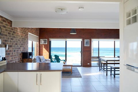 A Stones Throw At Mollymook Beach - Sunshine Coast Guide 3