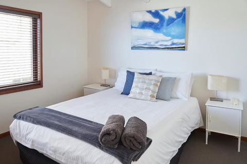 A Stones Throw At Mollymook Beach - Sunshine Coast Guide 4