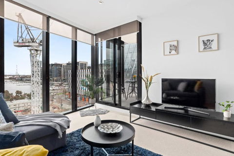 A Stylish 2BR Apt With FREE Parking - Sunshine Coast Guide 0