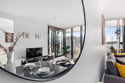 A Stylish 2BR Apt With FREE Parking - Sunshine Coast Guide 2