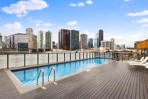 A Stylish 2BR Apt With FREE Parking - Sunshine Coast Guide 3