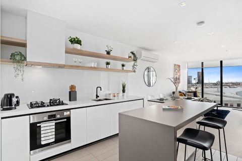 A Stylish 2BR Apt With FREE Parking - Sunshine Coast Guide 4