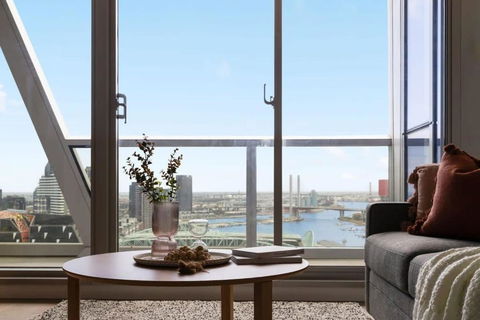 A Stylish 3BR Apt With Harbour Views FREE Parking - Sunshine Coast Guide 0