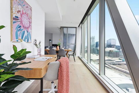 A Stylish 3BR Apt With Harbour Views FREE Parking - Sunshine Coast Guide 4