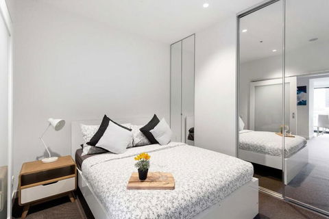 A Stylish Apt For 4 Near Queen Victoria Market - Sunshine Coast Guide 0