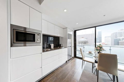 A Stylish Apt For 4 Near Queen Victoria Market - Sunshine Coast Guide 3