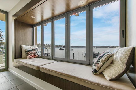 A Window On The Bay - Sunshine Coast Guide 2