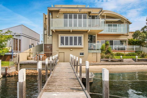 A Window On The Bay - Sunshine Coast Guide 0